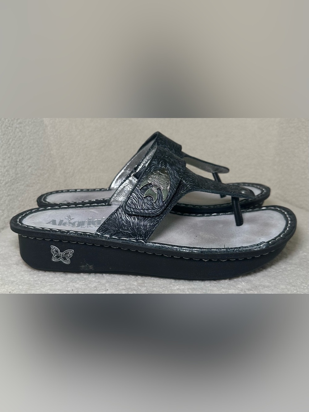Alegria by PG Lite Sandals Black Tooled Fish Accent Comfort Thong Flip Flops 10